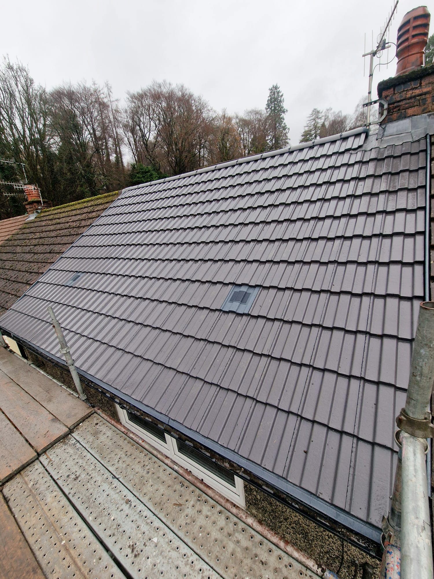 Storm damage repair in Rhu